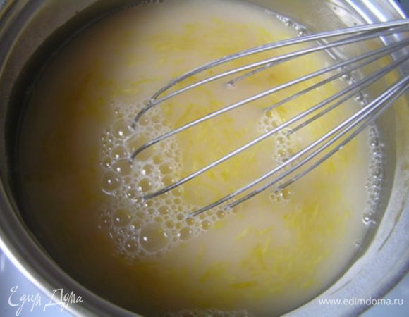Добавить лимонный сок, измельченную цедру, воду и тщательно перемешать. Нагревать смесь на медленном огне до загустения, постоянно помешивая. Примерно 5-7 минут.

 