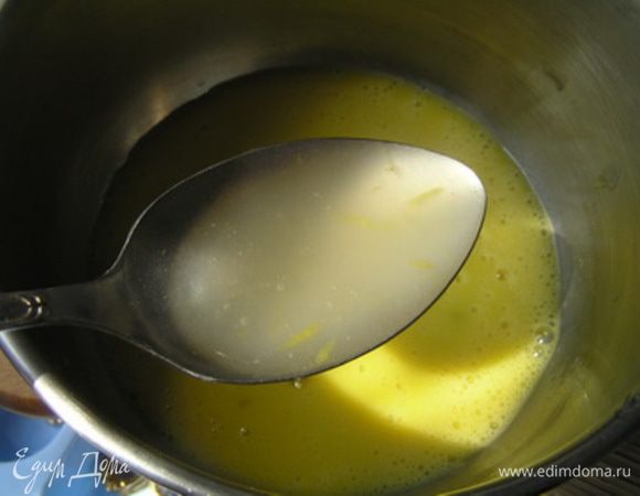 Желтки взбить, добавить столовую ложку горячей лимонной массы и быстро перемешать.