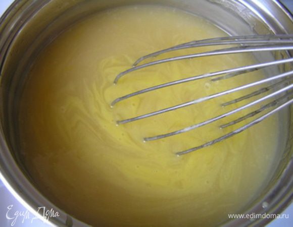 Затем добавить оставшуюся лимонную массу в желтки, перемешать.

