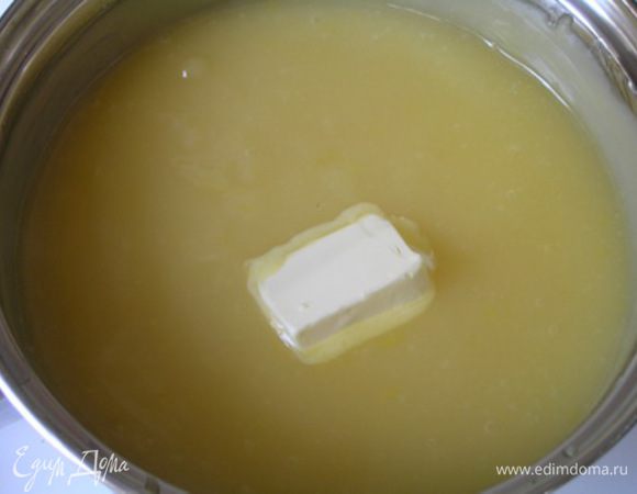Вернуть лимонно-желтковую массу на медленный огонь и, постоянно помешивая, варить в течение 5 минут. Добавить масло, тщательно перемешать.