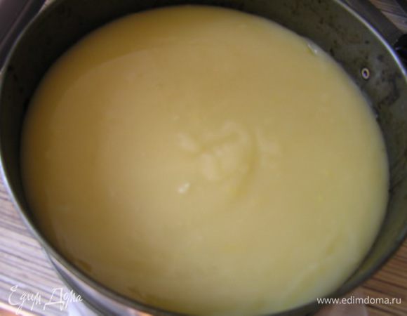 Лимонный крем выложить на корж в форме, убрать в холодильник до использования. 