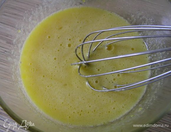 Приготовить баварский мусс из белого шоколада. Желатин залить холодной водой и оставить на 10 минут. Желтки смешать с сахаром.