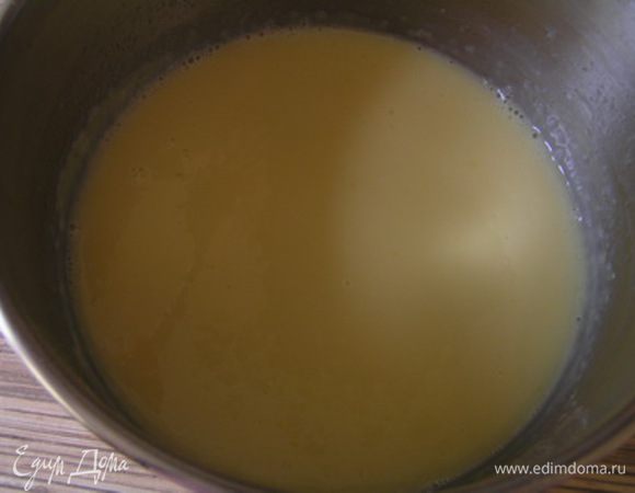 В молоко разогреть почти до кипения (если есть градусник, то до 85°, если нет, то когда от молока начнет подниматься пар). Молоко влить в яичную массу, перемешать, вылить все обратно в кастрюльку. Постоянно помешивая венчиком, снова довести массу до 85°.