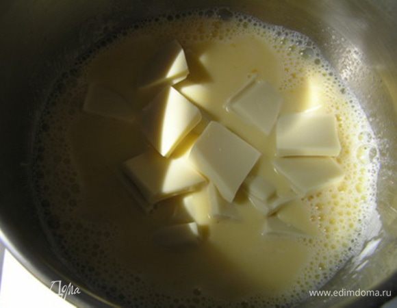 Снять с огня и немедленно добавить белый шоколад, поломанный на кусочки, перемешать. Затем добавить ванилин и растворить в массе отжатый желатин.