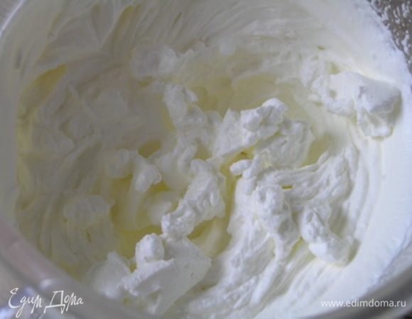 Охлажденные сливки взбить до устойчивых форм пик.