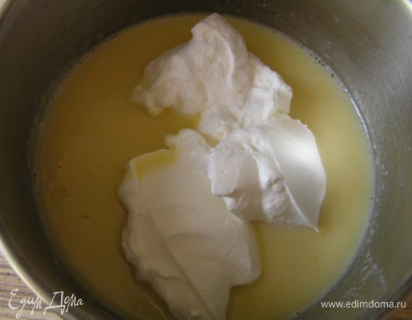 Смешать взбитые сливки с остывшим до комнатной температуры баварским кремом. 