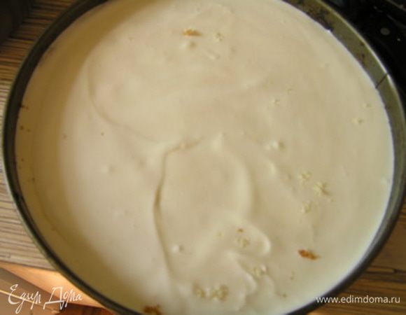 Торт достать из холодильника и залить баварским муссом из белого шоколада (оставить примерно 50-80 г). 