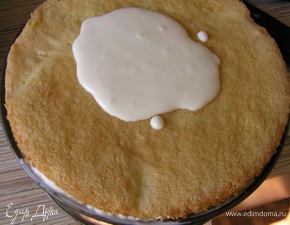 Накрыть вторым коржом. Сверху вылить оставшийся баварский мусс, 