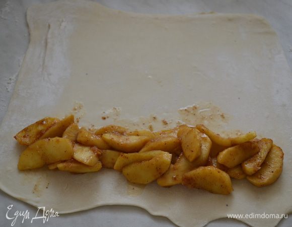 Тесто очень тонко раскатать, на край кладем остывшую начинку и сворачиваем рулетом. 