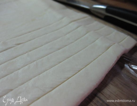 Телятину с луком, петрушкой и чесноком перекрутить на мясорубке, посолить и поперчить по вкусу, хорошенько вымесить фарш.
Размороженное тесто, не очень тонко раскатать (раскатывать в одном направлении!), нарезать на длинные тонкие полоски.