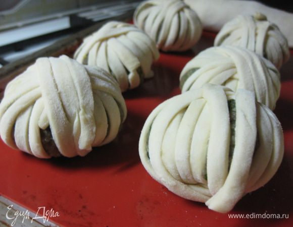 Из фарша сделать небольшие фрикадельки и обмотать их полосками теста, как будто наматываем клубок из ниток.