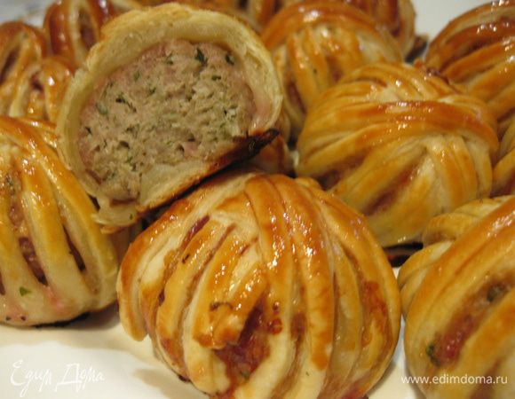 «Клубочки» складываем на противень, обмазываем взбитым желтком (чтобы они получились глянцевыми, можно смазать их желтком дважды) и выпекаем в духовке при 180оС до готовности (около 40 минут).
Вкусные как теплые так и холодные.
Приятного аппетита!