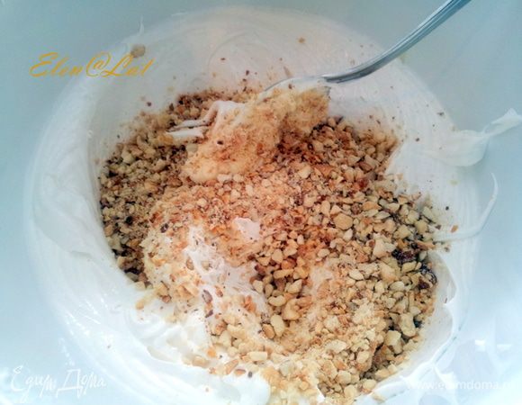 Одну полную столовую ложку безе отложите в корнетик с фигурной насадкой. В остальное безе добавьте измельченные орехи. И тоже отложите полную столовую ложку уже безе с орехами.