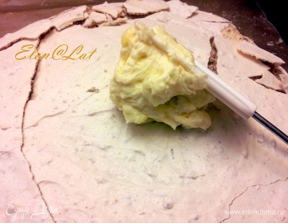 Взбейте крем. Столовую ложку с горкой крема взбейте с какао–порошком, он пойдет на украшение. Итак, коржи испеклись и остыли, надо собирать торт. Для этого первый корж смажьте кремом.