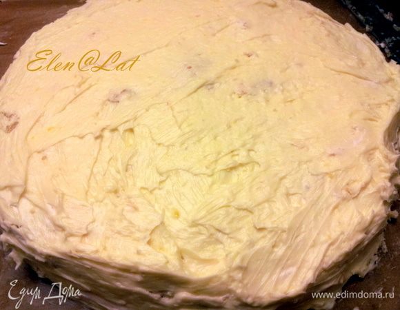 Сверху положите еще корж и обмажьте оставшимся кремом верх и бока торта, оставив немного для украшения.