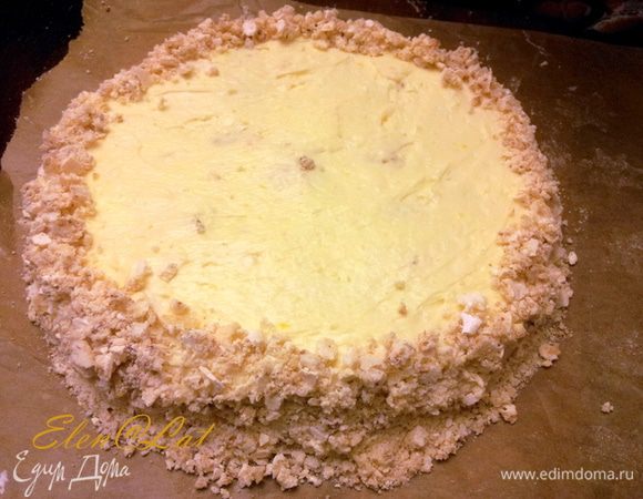 Безе, которое мы пекли для обсыпки, порубите ножом и обсыпьте бока торта.