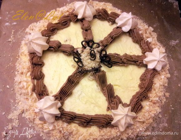 Украсьте торт шоколадным и белым кремами и безе, которые мы испекли для украшения.