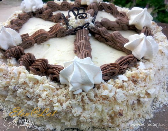 Торт готов, поставьте его в холодильник, и потом через некоторое время наслаждайтесь вкусом этого великолепного десерта. Попробуйте, он несложен в приготовлении, но безумно вкусный.