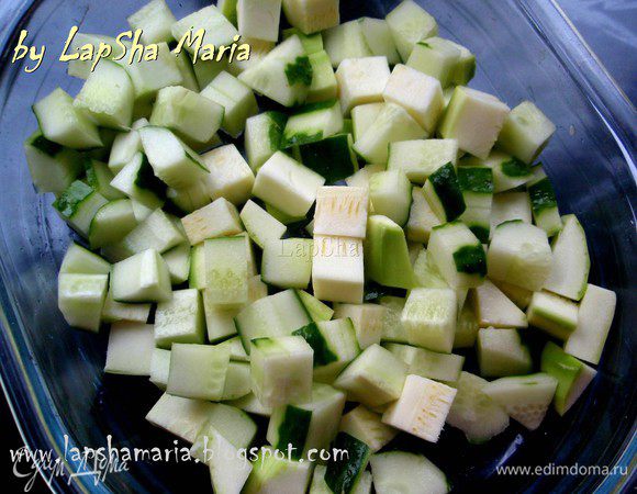 С кабачков полностью счистим кожицу, а с огурцов частично, если кожица не очень жесткая. Нарежем все это кубиками.