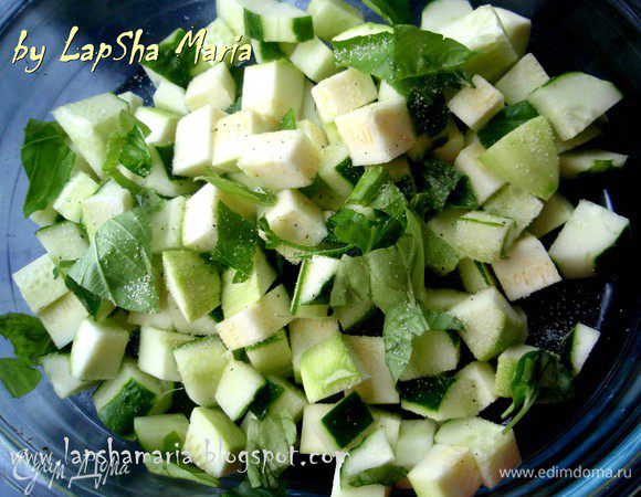 Руками порвем пучок базилика, добавим его к овощам.