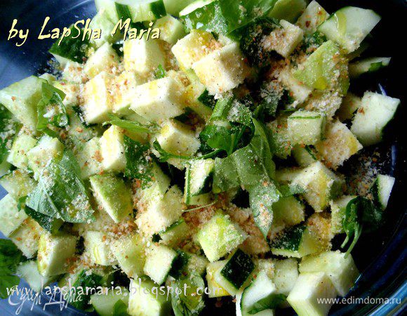 Теперь присыпаем овощи хлебными крошками и орегано, солим и перчим их. Сбрызгиваем маслом, перемешиваем и оставляем на 10-15 минут.  