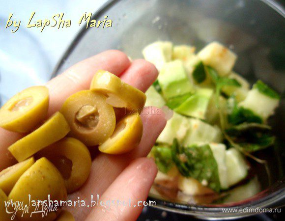  После того как овощи отдохнули и обменялись ароматами с травами и маслом, добавим к ним штук 10-15 порубленных оливок и уксус. Все вместе взбиваем в блендере и отправляем суп в холодильник на пол часа. 