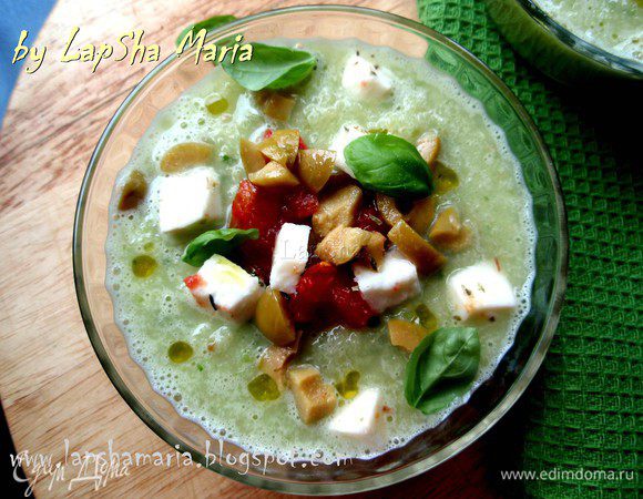 Разольем холодный суп по тарелкам, в центр положим несколько ломтиков подвяленных томатов. Добавим горсть моцареллы и оливок. Сбрызнем оливковым маслом, украсим листочками базилика и подаем в столу. 