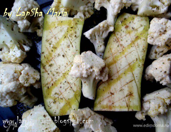 Половинку баклажана разрезать поперек на две "лодочки", надрезать его наискосок в двух направлениях, так чтобы получилась сеточка. Цветную капусту разобрать на небольшие соцветия. Уложить в форму баклажан и капусту, посолить и поперчить, присыпать сушенным орегано и сбрызнуть оливковым маслом. Накрываем форму фольгой и ставим в духовку на 30-35 минут при температуре 200С.