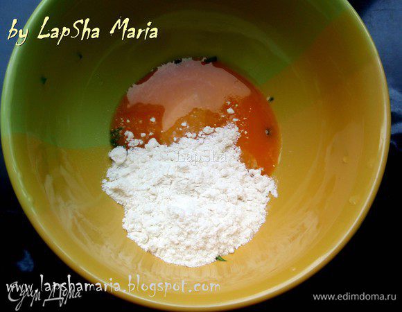 Листочки базилика нарезать очень мелко. Разбить яйцо и разделить на желток и белок. Желток, базилик, муку, и соль смешать со сливками.