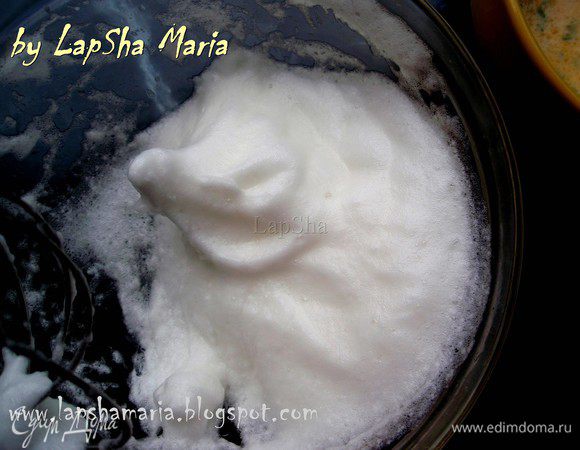 Теперь надо взбить белки в пышную пену. 