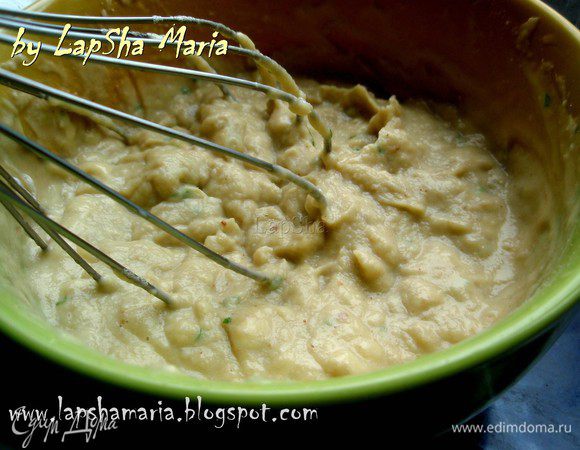 Добавим их к желтково-сливочной массе и аккуратно перемешаем.