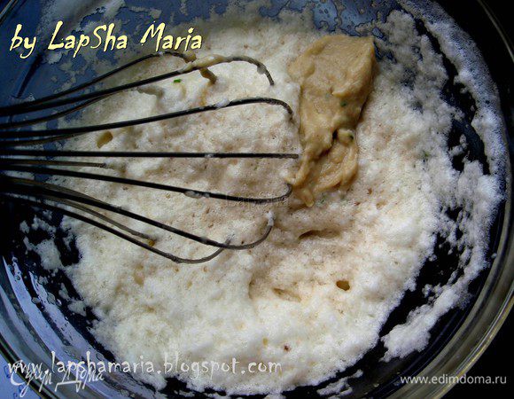 Аккуратно небольшими порциями вводим овощную смесь в белки, помешивая венчиком. 