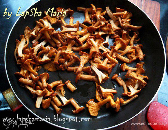 На хорошо разогретую сковороду отправляем лисички БЕЗ масла. Ждем пока выйдет вся вода, это может занять 5-7 минут. Затем добавляем масло и обжариваем грибы до легкой золотистости. Достаем лисички из сковороды и отставляем в сторону.