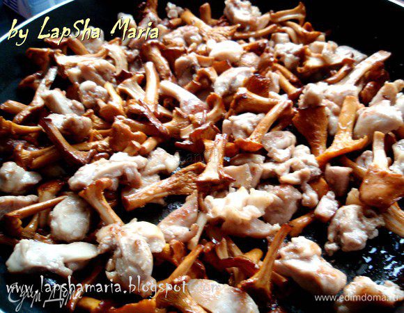 Добавляем лисички к курице. Солим, перчим и присыпаем мускатным орехом. Жарим все вместе минут 5.