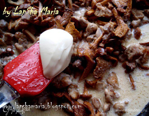 Вводим плавленный сыр, вмешаем его в соус. И томим ещё 5 минут. 