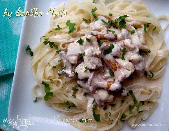 Если густота соуса получилось недостаточной, можно добавить 1ч.л. крахмала. У меня получилось как раз то что нужно,вязкий за счет сыра, обволакивающий соус. Отвариваем пасту в соленой воде, выкладываем её на тарелки, а сверху кладем курицу с лисичками и щедро все поливаем соусом!