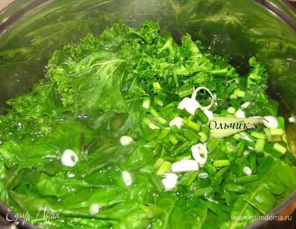 Бланшируем мангольд и зеленый лук несколько минут, откидываем на дуршлаг.