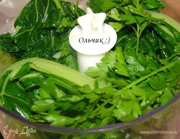 Откладываем листочек мангольда для сервировки. Оставшиеся листья соединяем с луком, петрушкой и сливками.