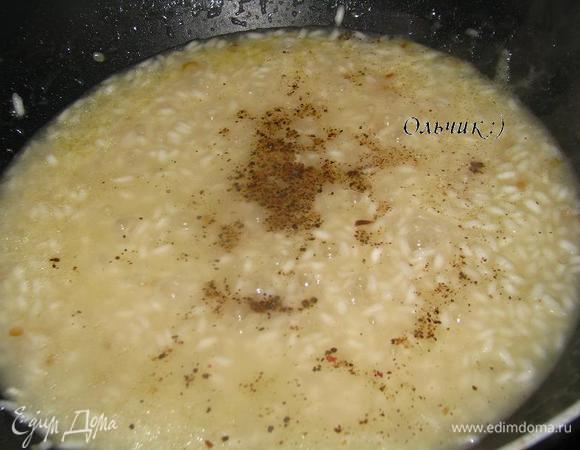 По-немногу, частями вливаем бульон, помешиваем, даем рису впитать в себя бульон, затем подливаем следующую часть бульона. Он должен быть горячим, поэтому держим его на плите на минимальном огне. На это уйдет примерно 20 минут.
