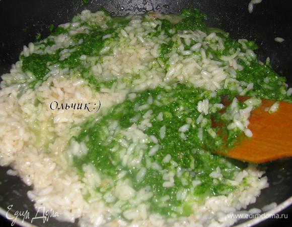 Теперь добавляем весёленькое пюре, солим и перчим. 
