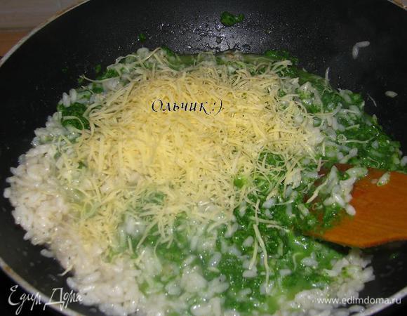 Снимаем с плиты. Перемешиваем с тертым сыром.