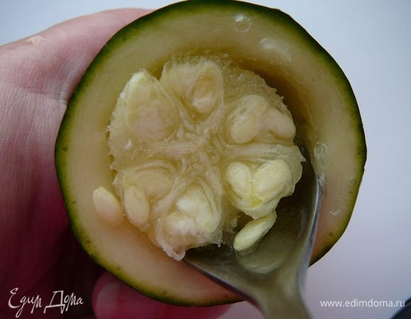 Цукини разрезать на кусочки примерно по 6-7см.в длину.Удалить при помощи чайной ложки мякоть. 