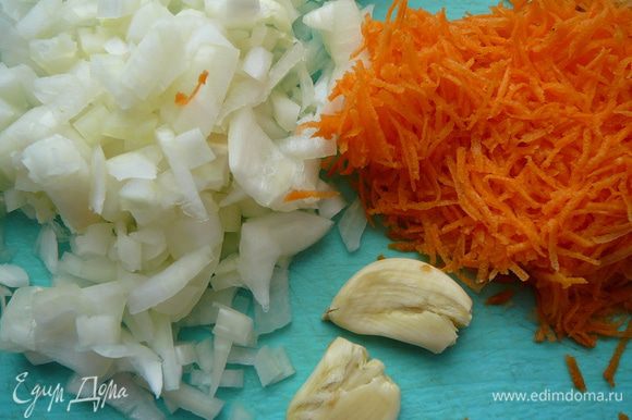 Лук мелко нарезать,морковь натереть на терке.Пассировать лук,морковь на растительном масле,добавив мелко рубленный чеснок.