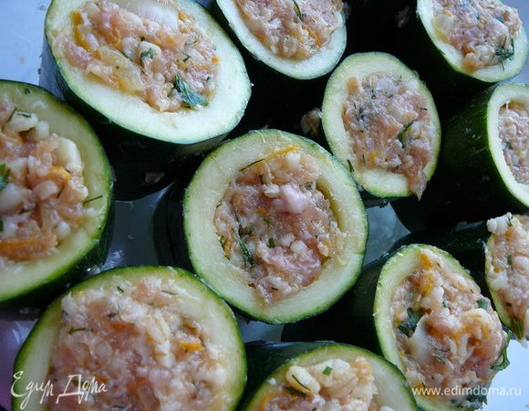 Нафаршировать стаканчики из цукини фаршем.Поставить их в жаропрочную форму,закрыть крышкой.