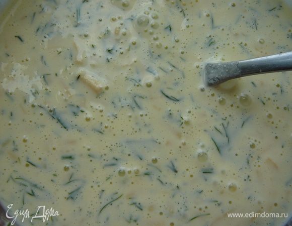 Отправить в заранее разогретую духовку запекаться минут на 15,при 180С.К этому времени приготовить заливку.Взбив яйца с солью,перцем,сухим укропом,добавить сметану и тертый мелко сыр.