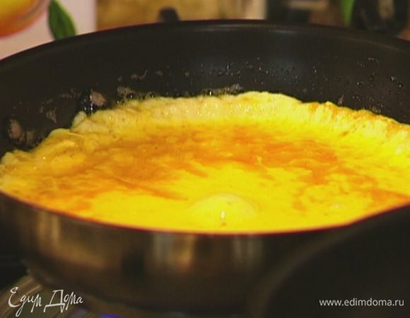 Разогреть в сковороде сливочное и оставшееся оливковое масло, вылить яичную массу. Когда края омлета схватятся, накрыть сковороду крышкой и готовить 1–2 минуты.