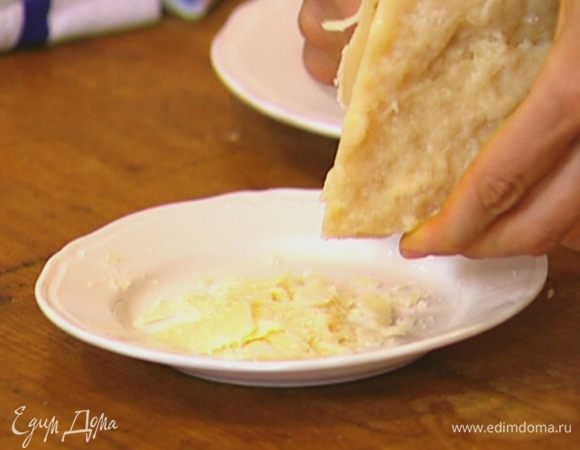 Пармезан нарезать тонкими полосками и выложить сверху на тыкву.