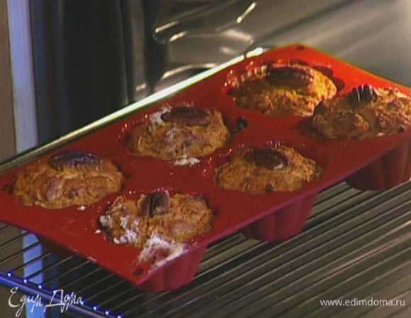 Разложить тесто в силиконовые формочки, сверху на каждый маффин положить по половинке ореха и выпекать в разогретой духовке 20 минут.