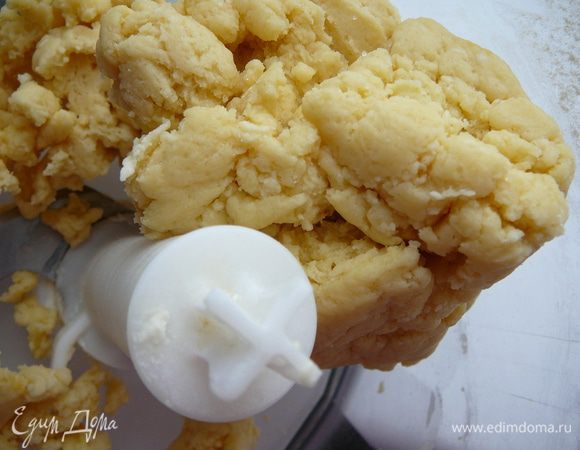 Приготовить тесто.Для этого просеянную муку высыпать в блендер,добавить холодное нарезанное кусочками сливочное масло,соль,сахар,растительное масло и воды.Перемешать в блендере при помощи насадки"ножи",До тех пор пока тесто не слипнется в шар,около 30секунд.