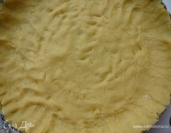 Тесто переложить в форму руками размять его по форме,сформировав края.Наколоть вилкой.Поставить в морозилку.А тем временем разогреть духовку до 230С.